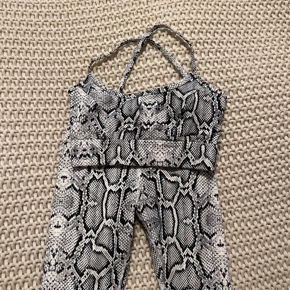 Varley xs snakeskin legging and bra set. Worn once, perfect condition. So soft!